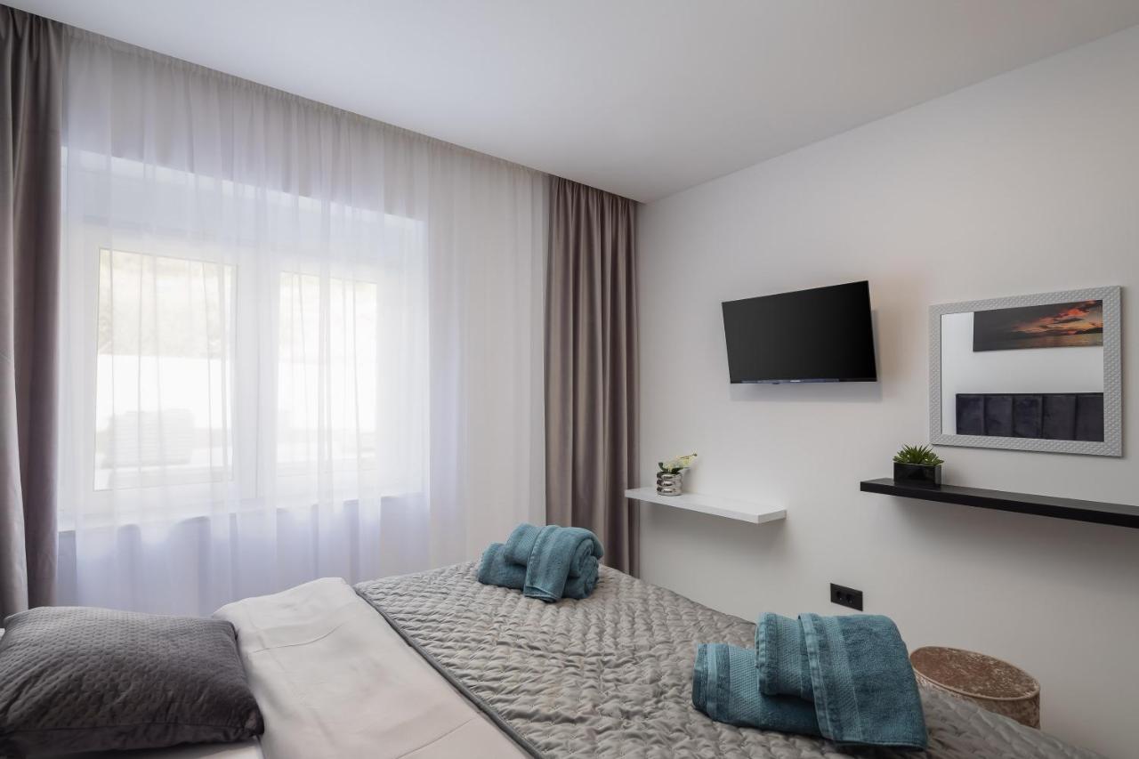 Luxury Apartment Lorena - Private Heated Pool - Есенице Экстерьер фото