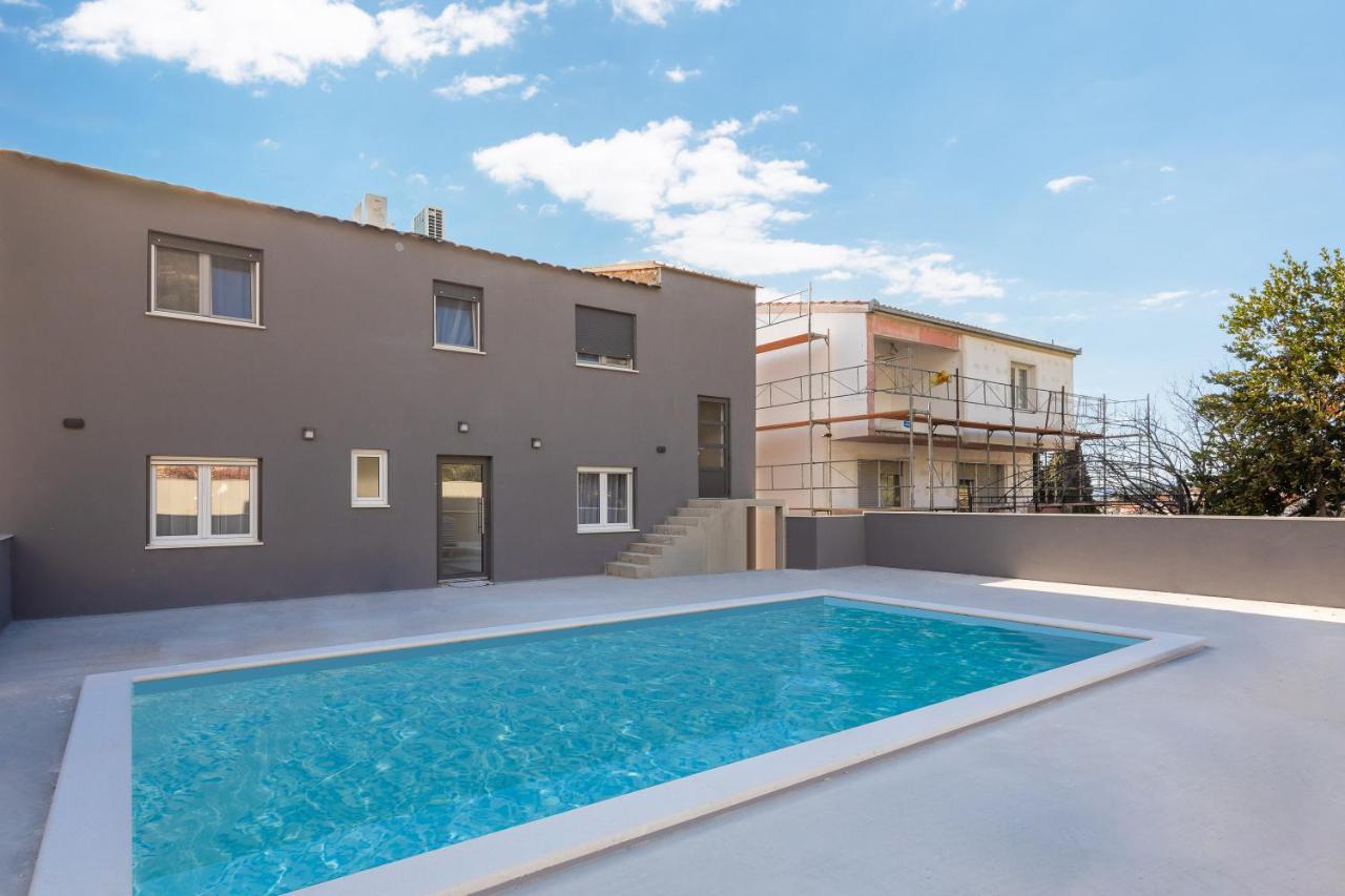 Luxury Apartment Lorena - Private Heated Pool - Есенице Экстерьер фото