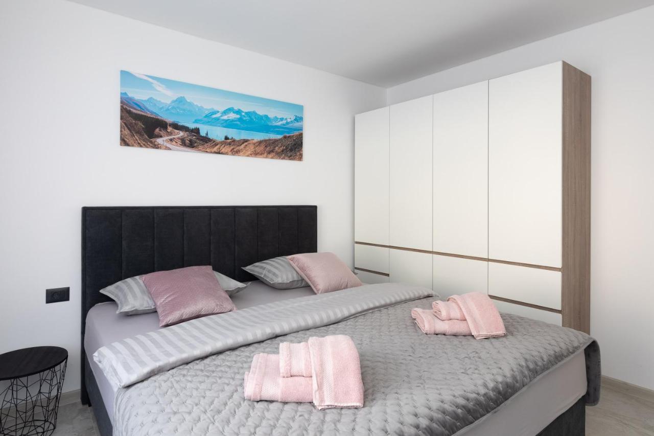 Luxury Apartment Lorena - Private Heated Pool - Есенице Экстерьер фото