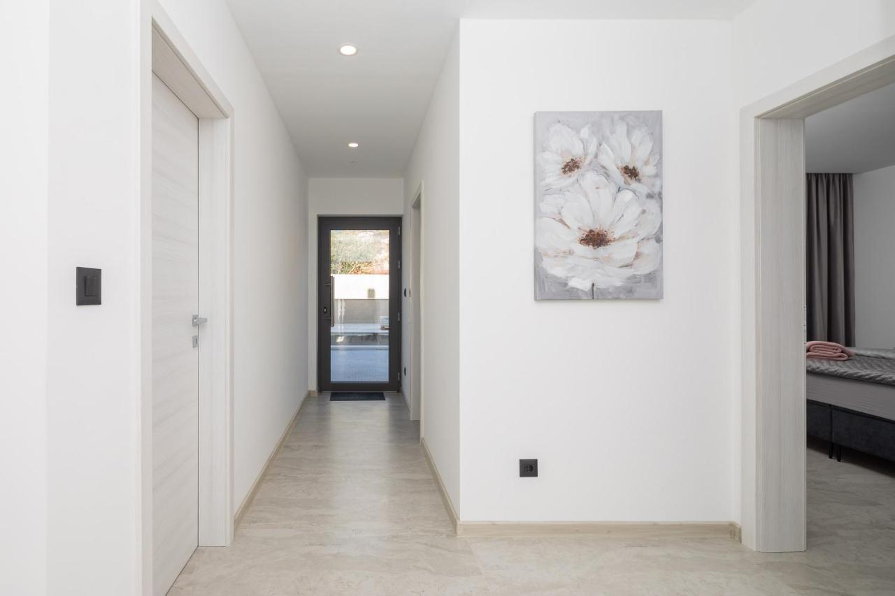 Luxury Apartment Lorena - Private Heated Pool - Есенице Экстерьер фото