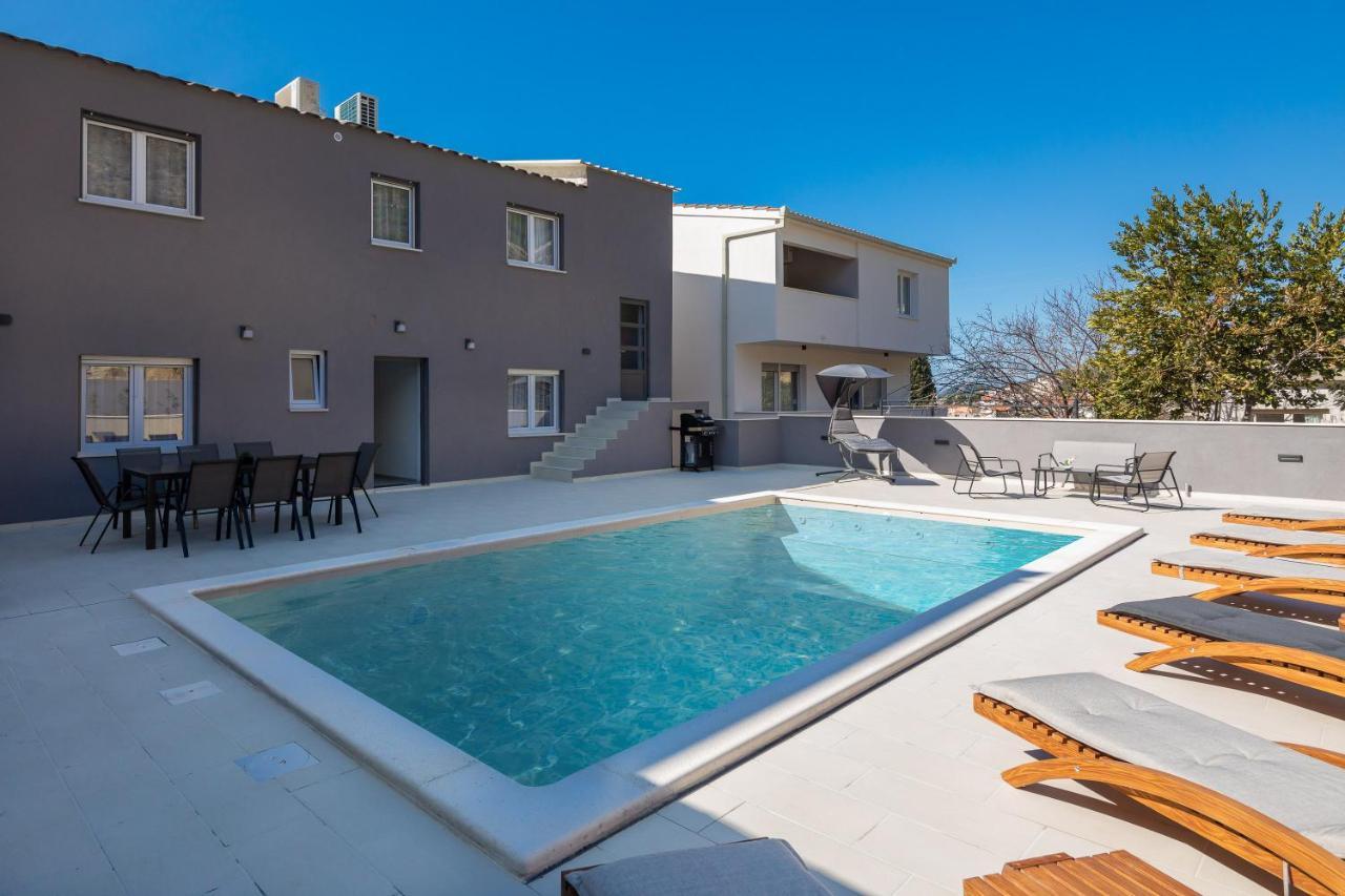 Luxury Apartment Lorena - Private Heated Pool - Есенице Экстерьер фото