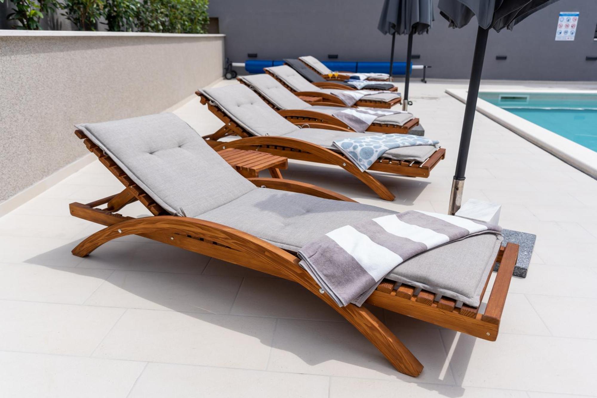 Luxury Apartment Lorena - Private Heated Pool - Есенице Экстерьер фото