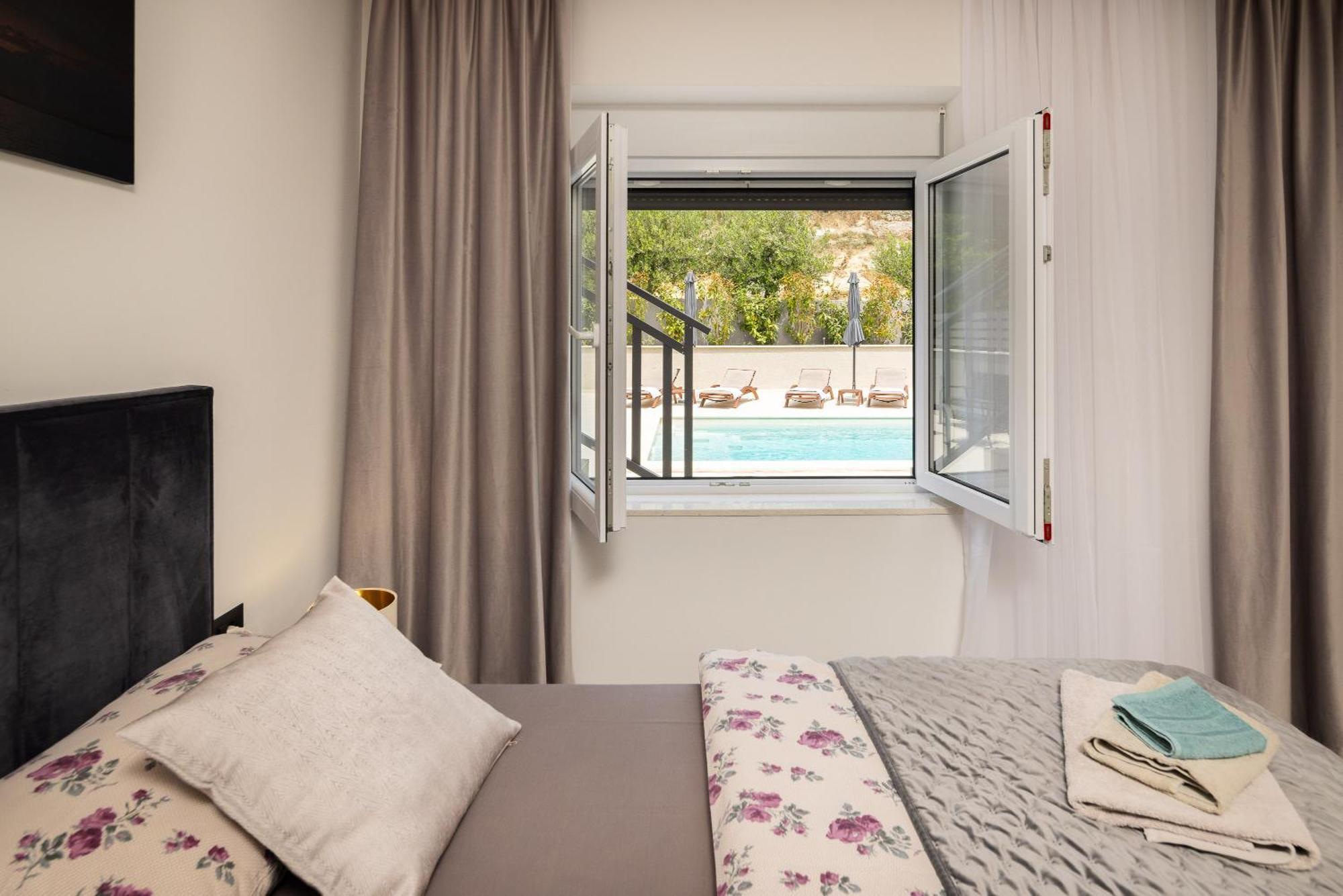 Luxury Apartment Lorena - Private Heated Pool - Есенице Экстерьер фото